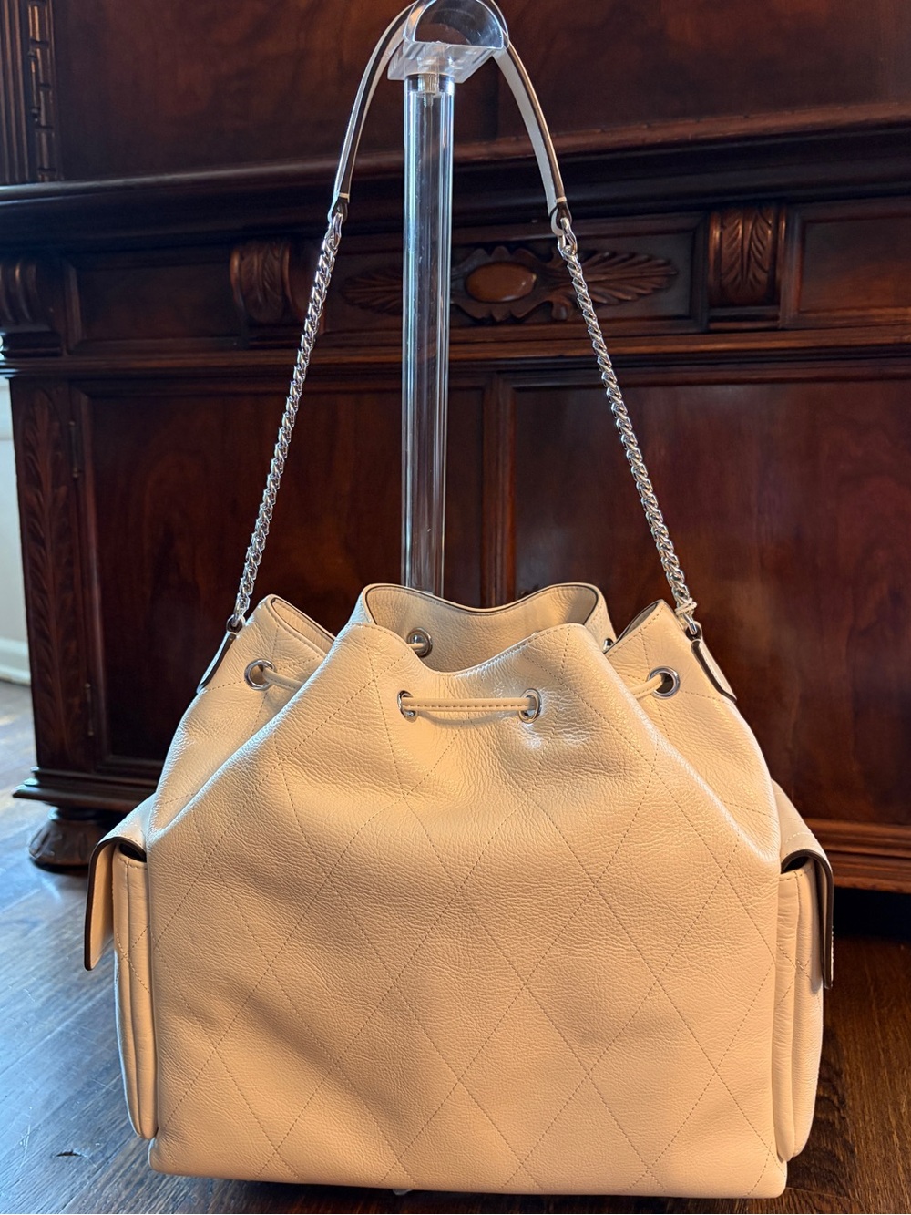 Tory Burch Large Charlie Quilted Drawstring Bag - Light Cream - Picture 3 of 8